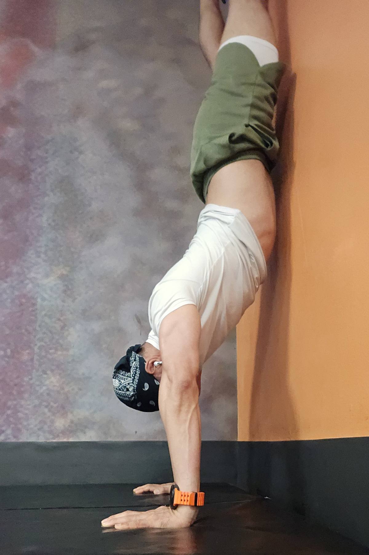 Handstand Day 61-90 · 15 min!