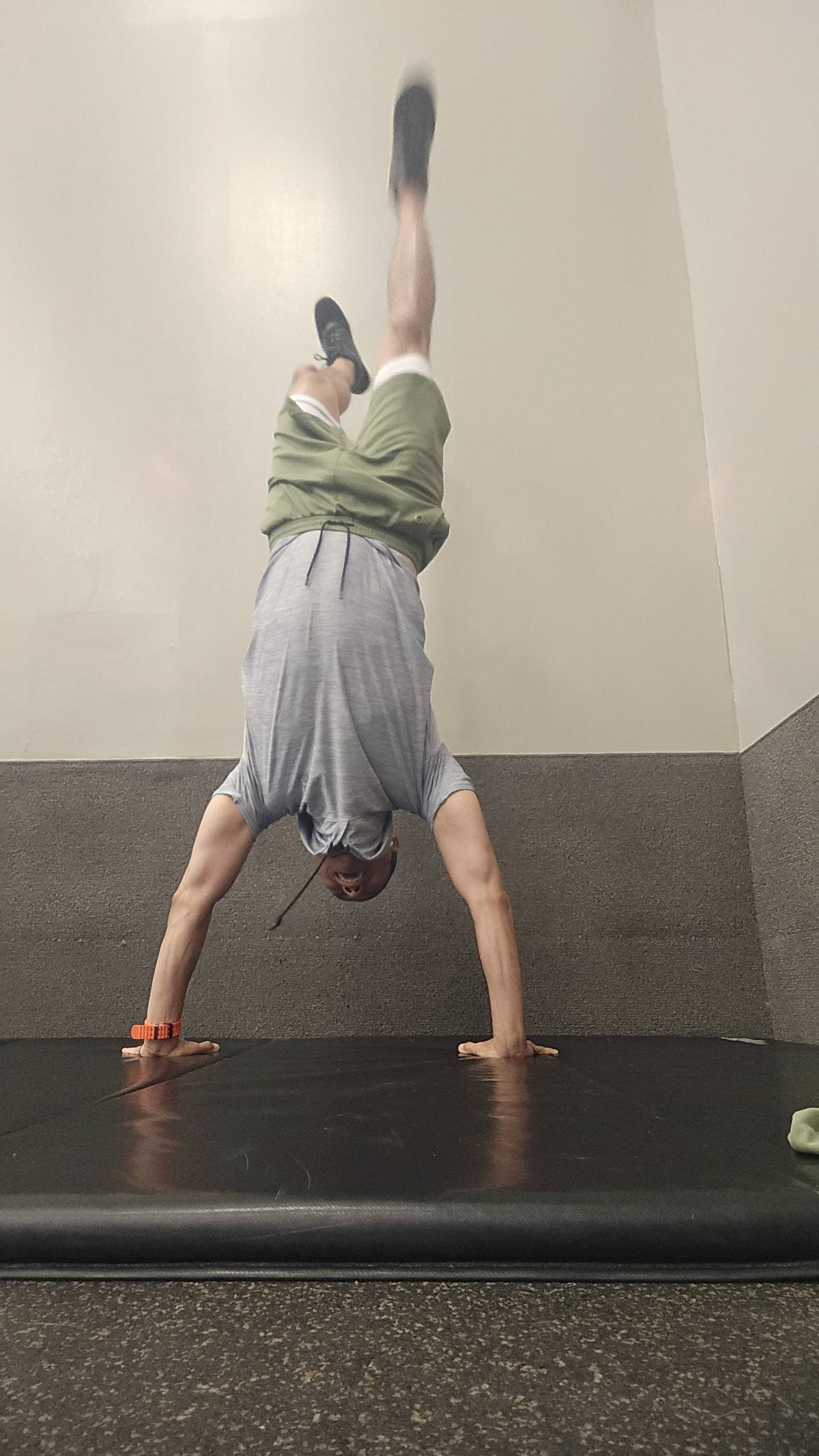 Handstand Day 91-115 · finally 91!!!
