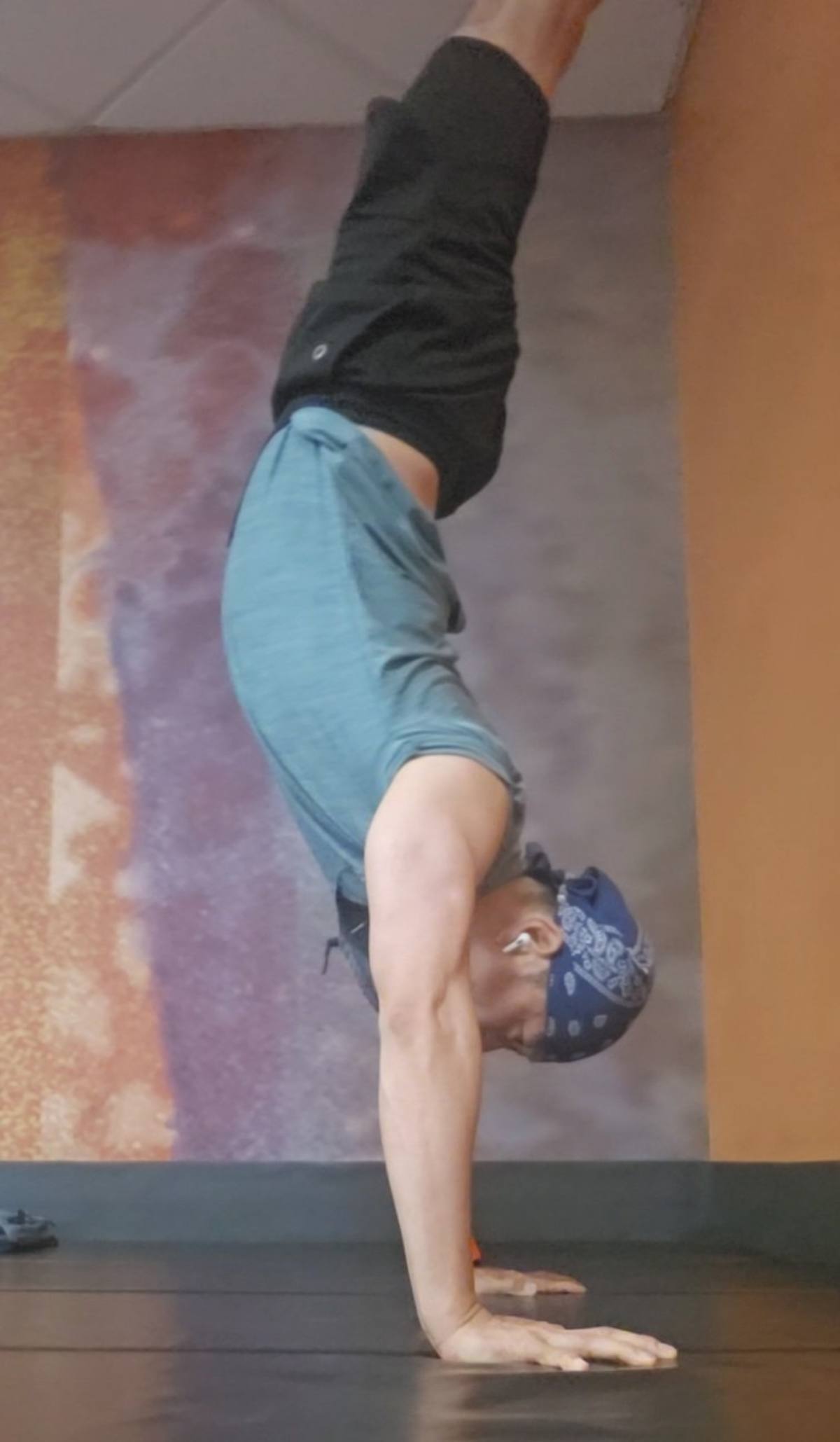 Handstand Day 91-115 · 92nd. It comes and go. It will come soon.