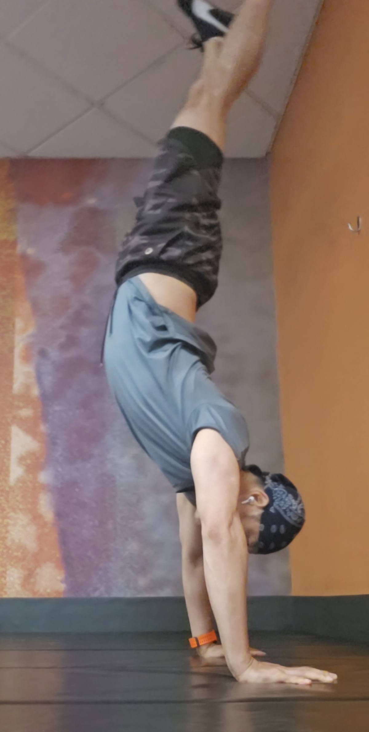 Handstand Day 91-115 · struggling