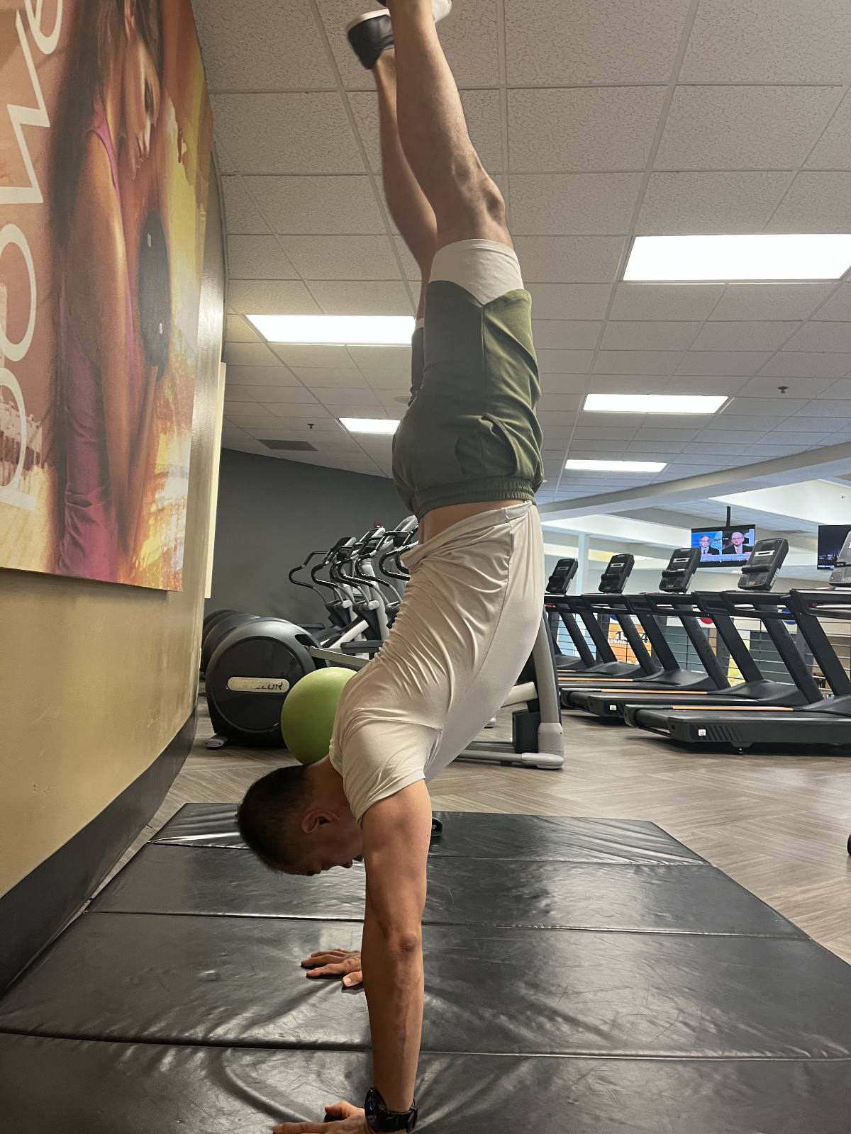 Handstand Day 91-115 · 20 min · almost there 😆😆😆😆